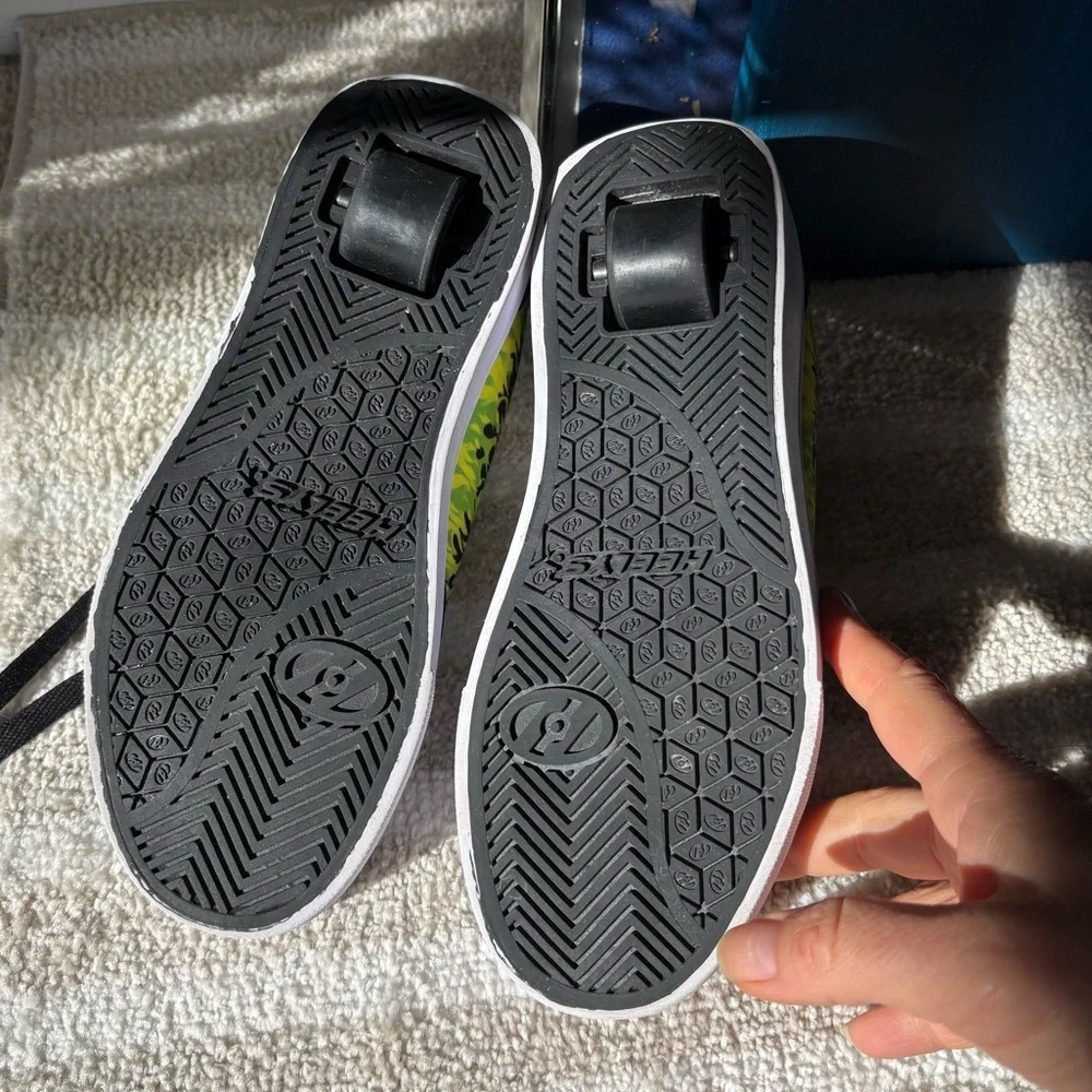 Heelys Black Shoes with Vibrant Green Flames with WHEELS Sz 5 - Picture 8 of 11